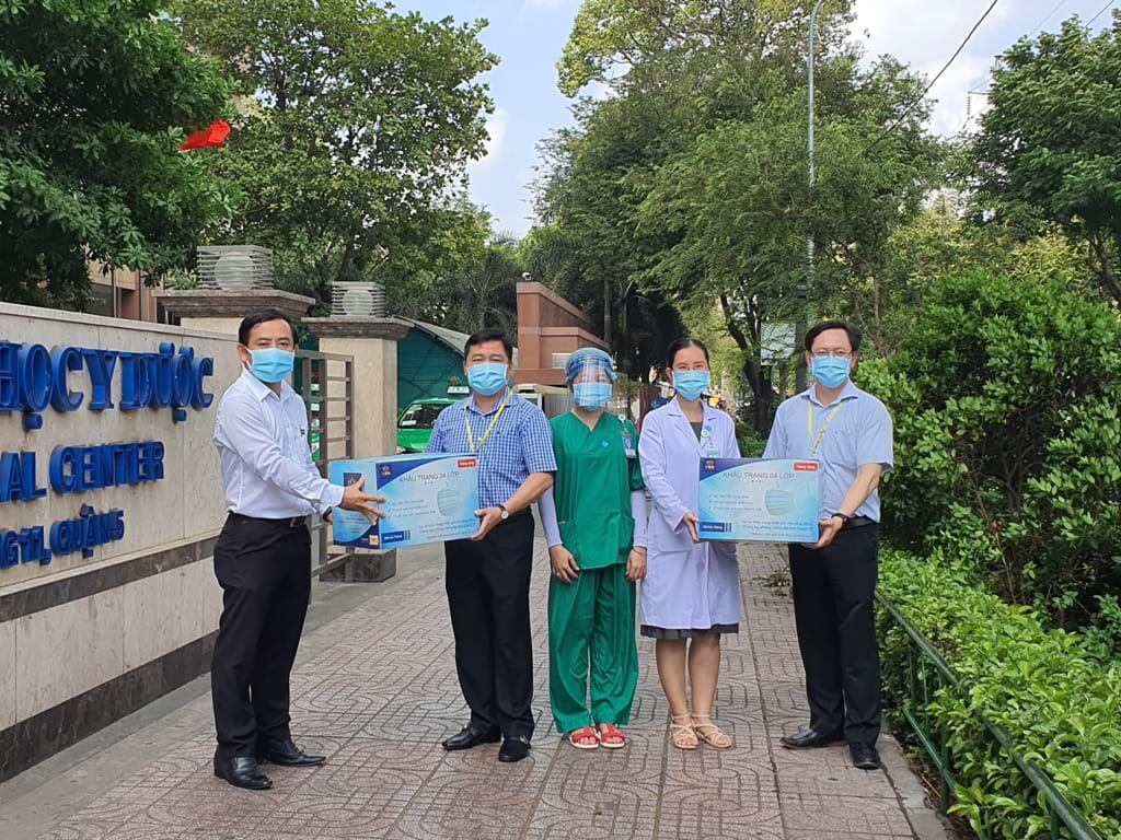 SEN GROUP TRAO TẶNG BỆNH VIỆN 50.000 KHẨU TRANG Y TẾ PHÒNG CHỐNG DỊCH COVID-19